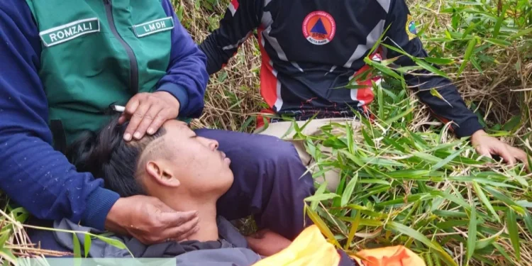 Pendaki yang ditemukan saat didampingi petugas SAR gabungan. Foto: Istimewa