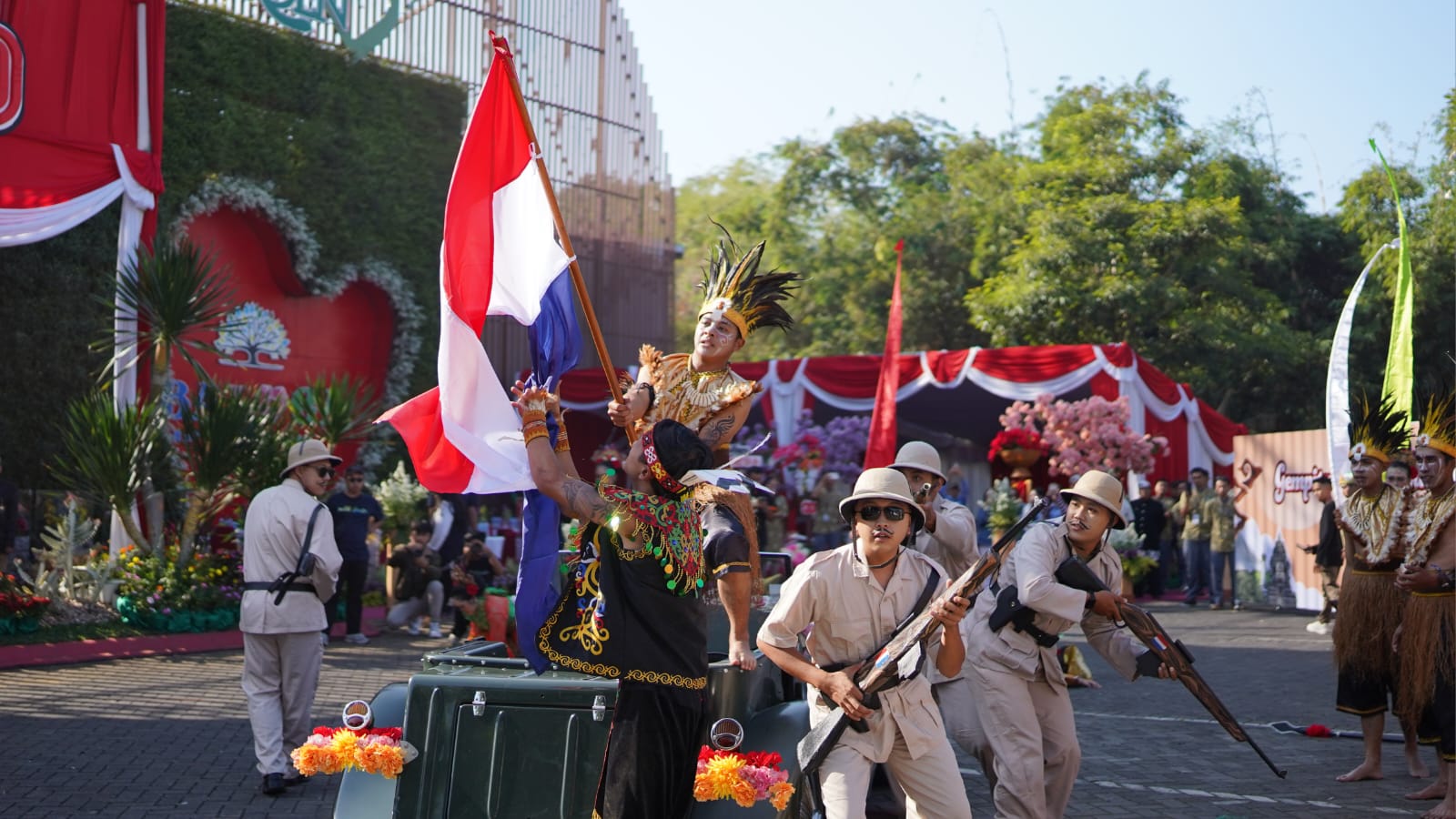 Pertunjukan kolosal peristiwa perobekan bendera Belanda oleh pejuang 45 di momen peringatan HUT RI ke-80 di Jatim Park. Foto: Dok. Jatim Park Group