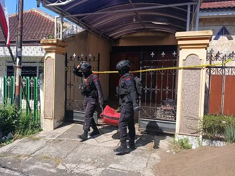 Tim Jibom Polda Jatim mengevakuasi benda diduga granat di rumah yang hendak dijadikan dapur MBG di Blimbing, Kota Malang. (Foto/M Sholeh)