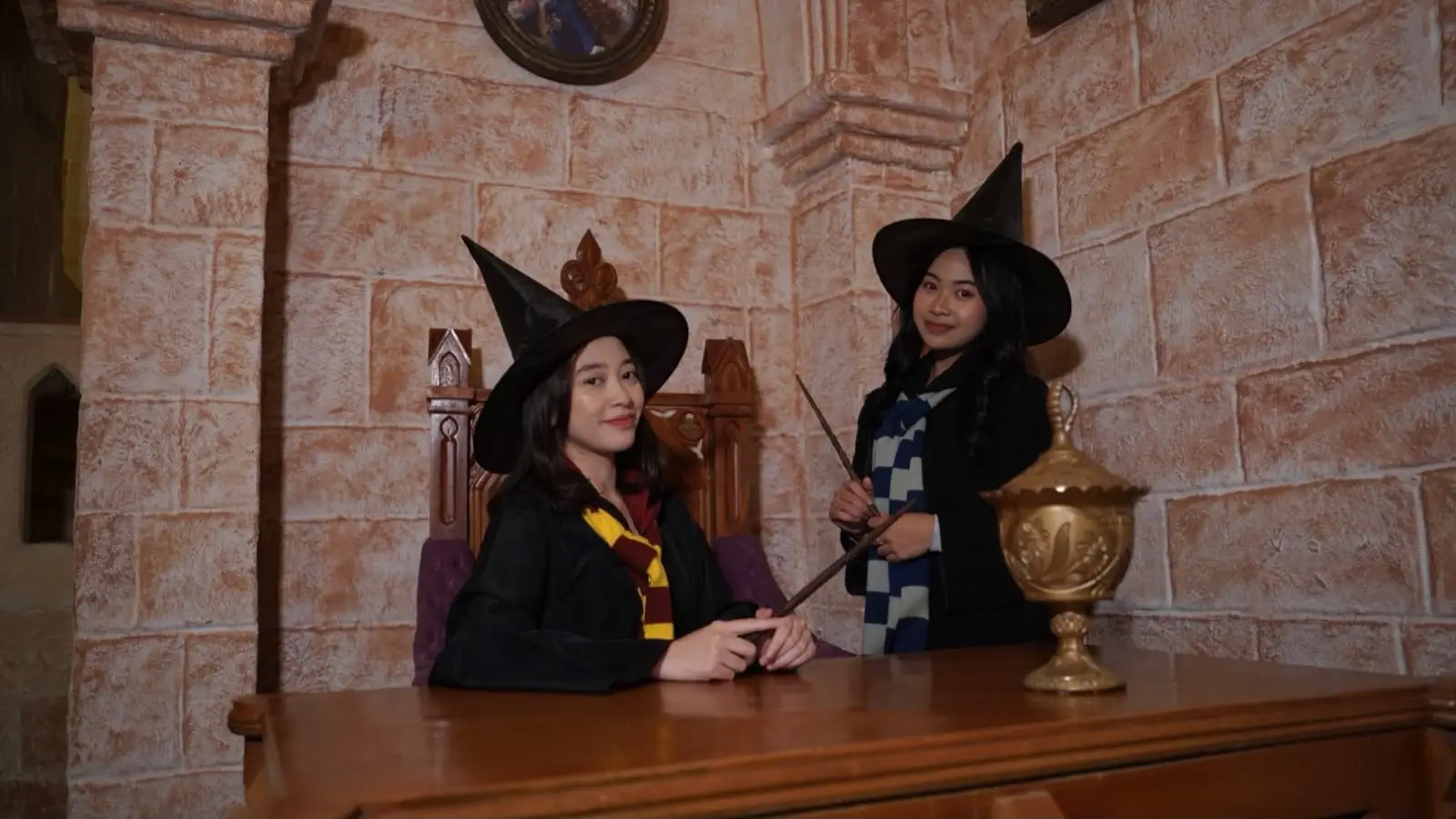Cosplay menjadi tukang sihir di Magic House, wahana baru di The Legend Stars Park. Foto: Dok. Jatim Park