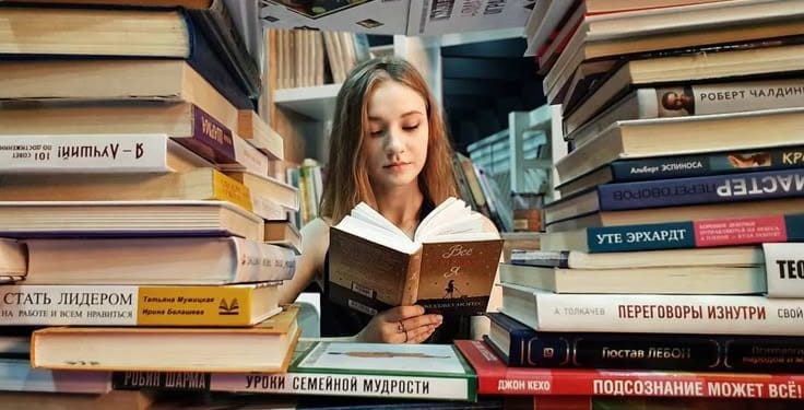 Jangan sampai salah pilih! Kenali perbedaan buku asli dan bajakan agar bacaanmu tetap berkualitas. Foto/Pinterest