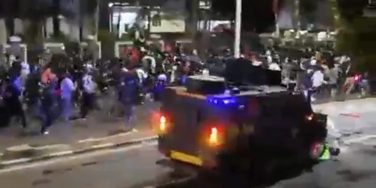 Insiden seorang pengemudi ojol dilindas Rantis Polisi pada aksi demo di Jakarta pada Kamis (28/8/2025)./Foto: Tangkapan layar akun X @DamayantiRossah