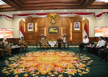 Bupati Malang, Drs. H. M. Sanusi, M.M bersama Gubernur Jawa Timur, Dra. Hj. Khofifah Indarparawansa. Foto/dok