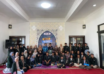 Mahasiswa UIN Sunan Ampel saat berada di Pesantren Luhur Baitul Hikmah. Foto/dok
