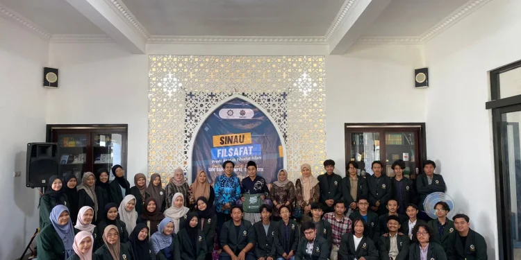 Mahasiswa UIN Sunan Ampel saat berada di Pesantren Luhur Baitul Hikmah. Foto/dok