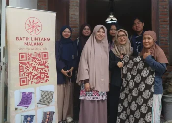 Tim PkM Polinema dan Ita Fitriyah berfoto seusai acara serah terima produk di Galeri Batik Tulis Lin. Foto/dok Polinema