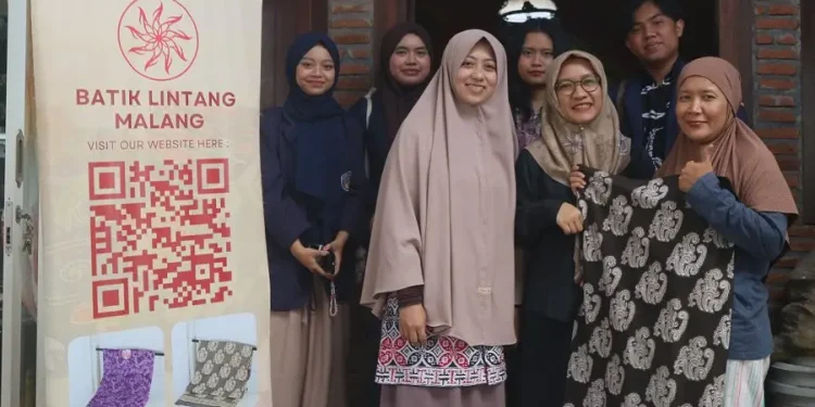 Tim PkM Polinema dan Ita Fitriyah berfoto seusai acara serah terima produk di Galeri Batik Tulis Lin. Foto/dok Polinema