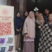 Tim PkM Polinema dan Ita Fitriyah berfoto seusai acara serah terima produk di Galeri Batik Tulis Lin. Foto/dok Polinema