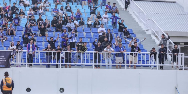 Jelang laga PSIM Yogyakarta vs Arema FC, Aremania diimbau berikan dukungan dari rumah. /Foto: Tugujatim.id/Dani Kristian Wardhana