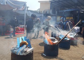 Pemusnahann rokok ilegal di Kejari Kota Malang. (Foto/M Sholeh)