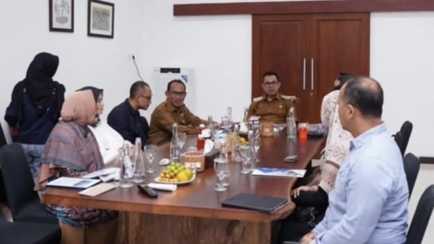 Wali Kota Batu Nurochman saat membahas sustainable tourism bersama Yayasan Kiraku. Foto: Prokopim KWB