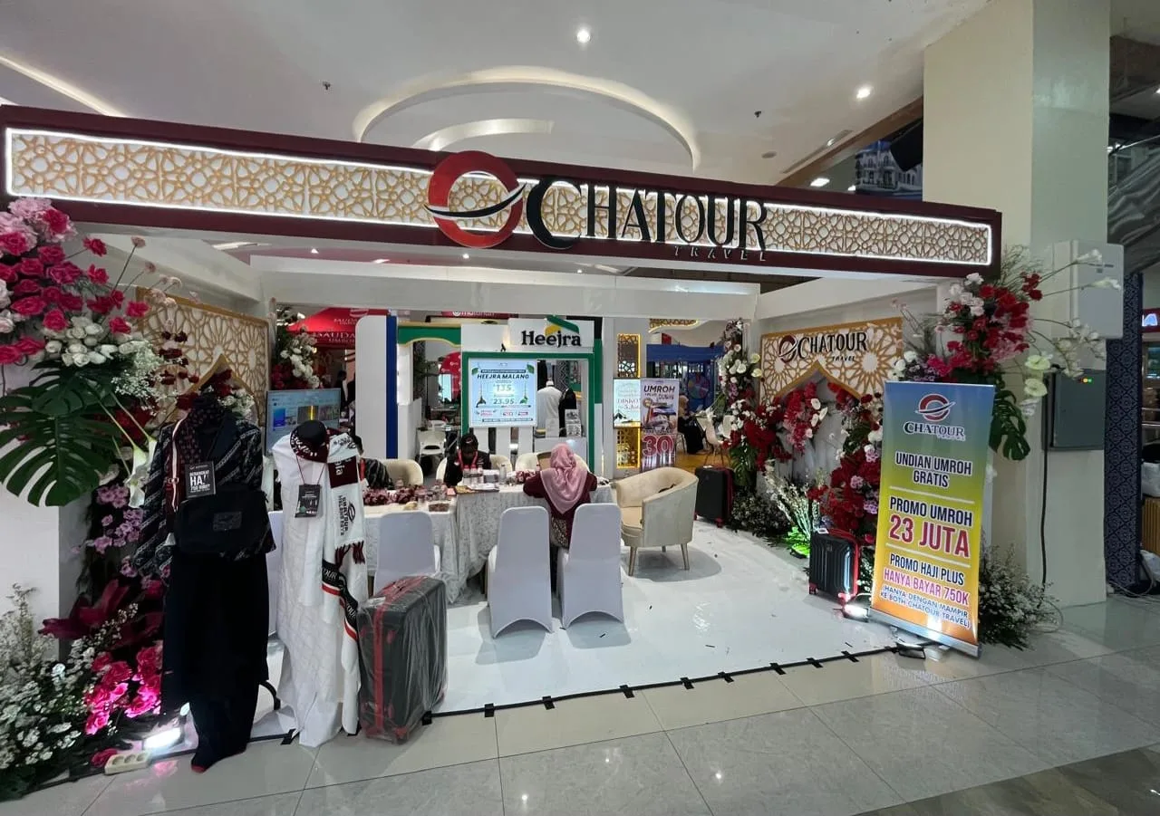 Booth Chatour Travel di event Pameran Umroh dan Haji yang diselenggarakan di Matos mulai tanggal 27 sampai 31 Agustus 2025./Foto: Tugumalang.id/Bagus Rachmad Saputra.