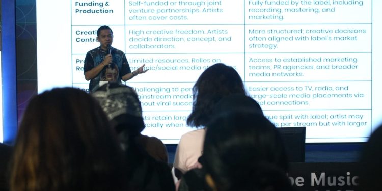 Ade Govinda saat mengisi acara dalam gelaran Loka Nesia 2025 di MCC. (Foto/M Sholeh)