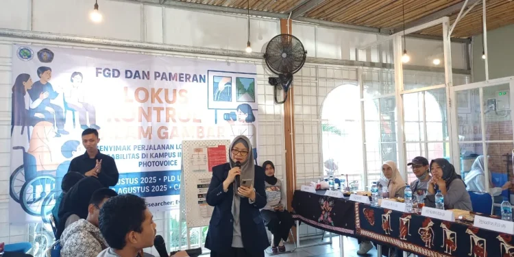 INTERAKTIF: Dr (c) Eva Meizara Puspita Dewi berdialog dengan salah satu responden penelitian yang menyatakan, setelah mengikuti penelitian dirinya menjadi lebih percaya diri. Foto/dok. Happy Roikhan