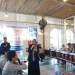 INTERAKTIF: Dr (c) Eva Meizara Puspita Dewi berdialog dengan salah satu responden penelitian yang menyatakan, setelah mengikuti penelitian dirinya menjadi lebih percaya diri. Foto/dok. Happy Roikhan
