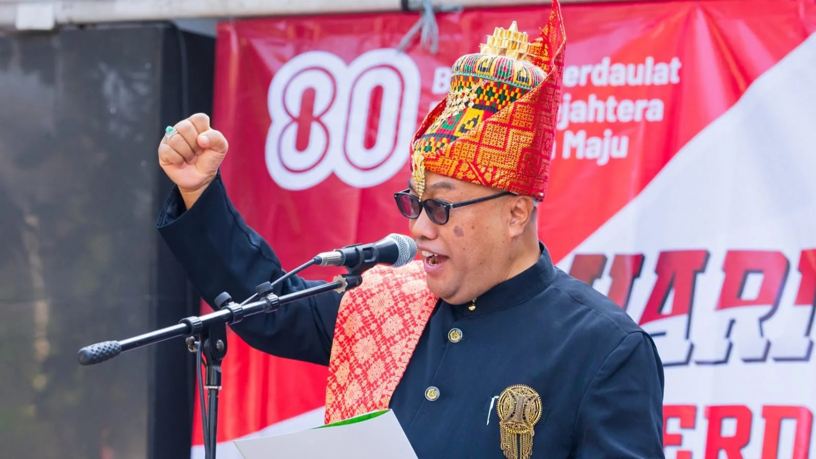 Rektor Unisma Prof. Junaidi saat memekikkan semangat merdeka di HUT RI ke-80. Foto: Dok. Unisma
