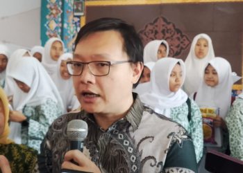 Deputi Bidang Koordinasi Pemberdayaan Ekonomi Masyarakat dan Perlindungan Pekerja Migran Kemenko PM, Leontinus Alpha Edison saat meninjau pemeriksaan kesehatan gratis di Ponpes Al Ashlahiyah Malang. (Foto/M Sholeh)