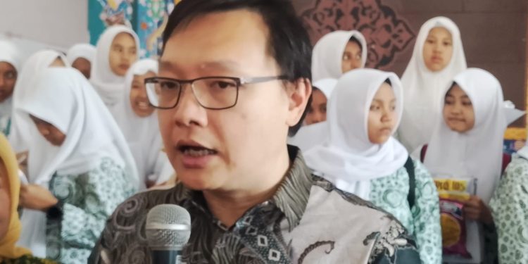 Deputi Bidang Koordinasi Pemberdayaan Ekonomi Masyarakat dan Perlindungan Pekerja Migran Kemenko PM, Leontinus Alpha Edison saat meninjau pemeriksaan kesehatan gratis di Ponpes Al Ashlahiyah Malang. (Foto/M Sholeh)