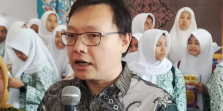 Deputi Bidang Koordinasi Pemberdayaan Ekonomi Masyarakat dan Perlindungan Pekerja Migran Kemenko PM, Leontinus Alpha Edison saat meninjau pemeriksaan kesehatan gratis di Ponpes Al Ashlahiyah Malang. (Foto/M Sholeh)