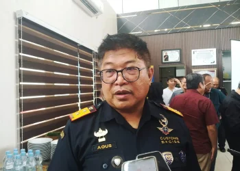 Kepala Kanwil DJBC Jatim II, Agus Sudarmadi memaparkan capaian kinerja Kanwil DJBC Jatim II. (Foto/M Sholeh)