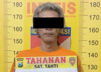 Tersangka AM usai diamankan polisi setelah terciduk tanam ganja. Foto: Polres Malang