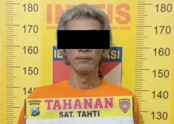 Tersangka AM usai diamankan polisi setelah terciduk tanam ganja. Foto: Polres Malang