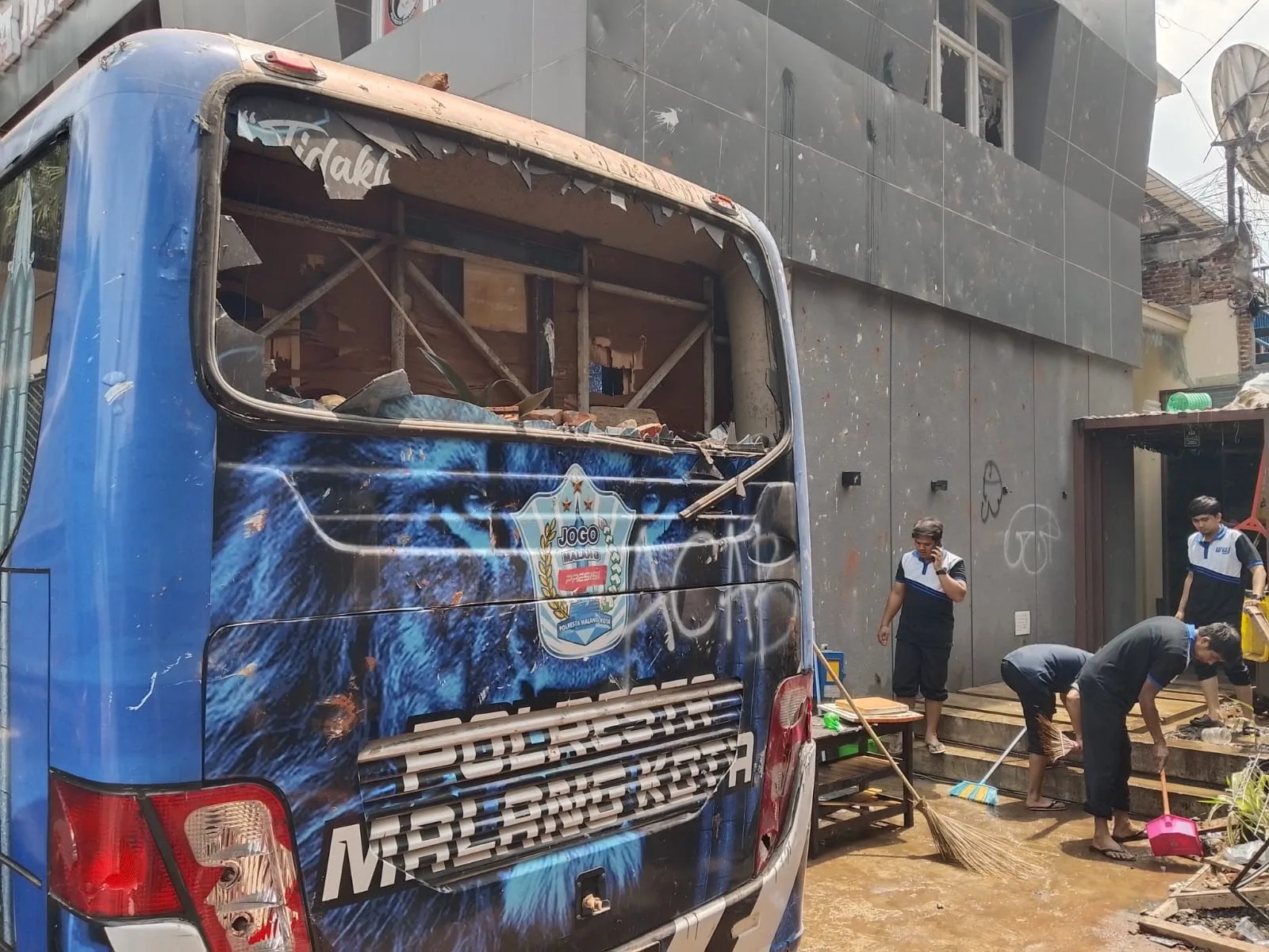 Kondisi kerusakan fasilitas di Mako Polresta Malang Kota. (Foto/M Sholeh)