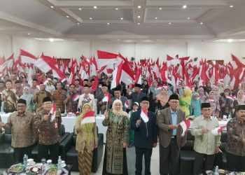 Gubernur Jatim, Khofifah Indar Parawansa mengibarkan bendera merah putih bersama insan Yayasan Pendidikan Al Maarif Malang. (Foto/M Sholeh)
