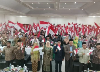 Gubernur Jatim, Khofifah Indar Parawansa mengibarkan bendera merah putih bersama insan Yayasan Pendidikan Al Maarif Malang. (Foto/M Sholeh)