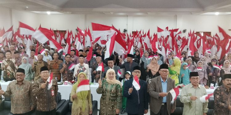 Gubernur Jatim, Khofifah Indar Parawansa mengibarkan bendera merah putih bersama insan Yayasan Pendidikan Al Maarif Malang. (Foto/M Sholeh)
