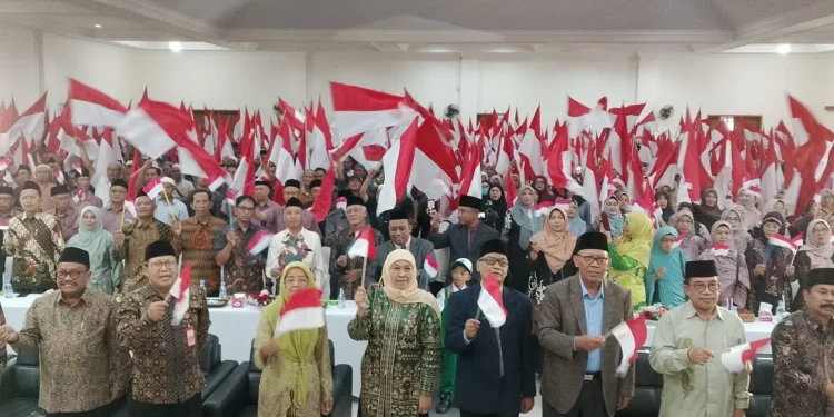 Gubernur Jatim, Khofifah Indar Parawansa mengibarkan bendera merah putih bersama insan Yayasan Pendidikan Al Maarif Malang. (Foto/M Sholeh)