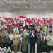 Gubernur Jatim, Khofifah Indar Parawansa mengibarkan bendera merah putih bersama insan Yayasan Pendidikan Al Maarif Malang. (Foto/M Sholeh)