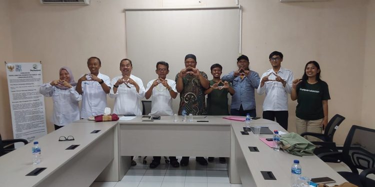 Administratur/KKPH Malang Kelik Djatmiko beserta jajaran, Ketua Lembaga Masyarakat Desa Hutan (LMDH) Wana Tani Ahmad Syaifudin, serta CEO PT Manggala Teknologi Nusantara Hario Laskito Ardi.