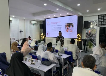 Dr Nasrul Syarif M.Si saat menyampaikan materi. Foto: irham thoriq
