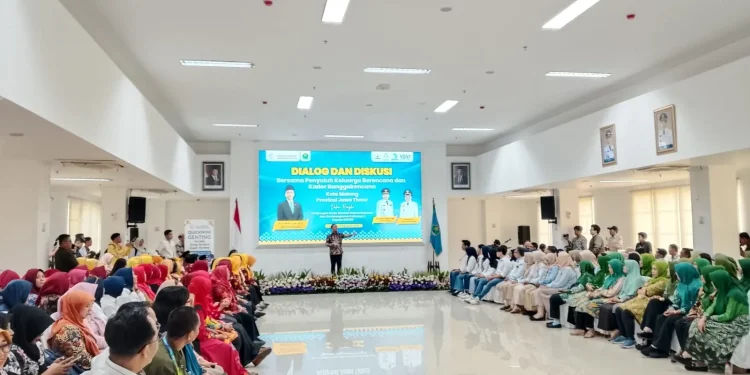 Menteri Kependudukan dan Pembangunan Keluarga RI, Wihaji saat mengisi acara Dialog bersama Penyuluh Keluarga Berencana dan Kader Banggakencana di Kota Malang. (Foto/M Sholeh)