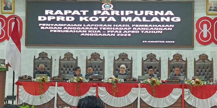 Ketua DPRD Kota Malang memimpin rapat paripurna di gedung DPRD Kota Malang. (Foto/M Sholeh)