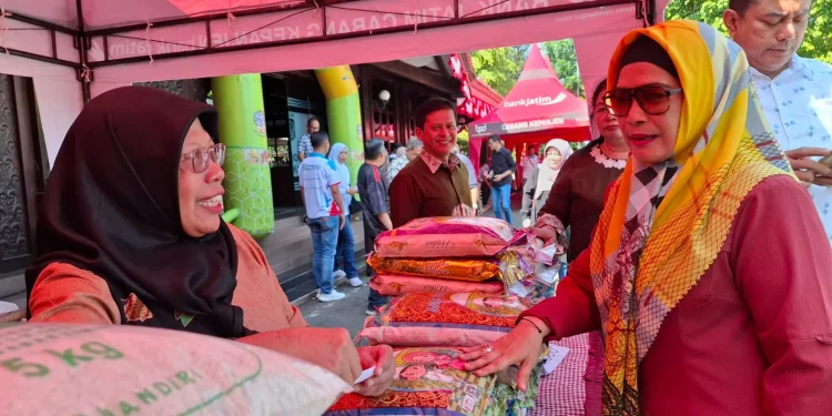 Kepala Dinas Ketahanan Pangan Kabupaten Malang, Mahila Surya Dewi (jilbab kuning) memantau kegiatan Gerakan Pangan Murah di Kepanjen. Foto: Aisyah Nawangsari Putri
