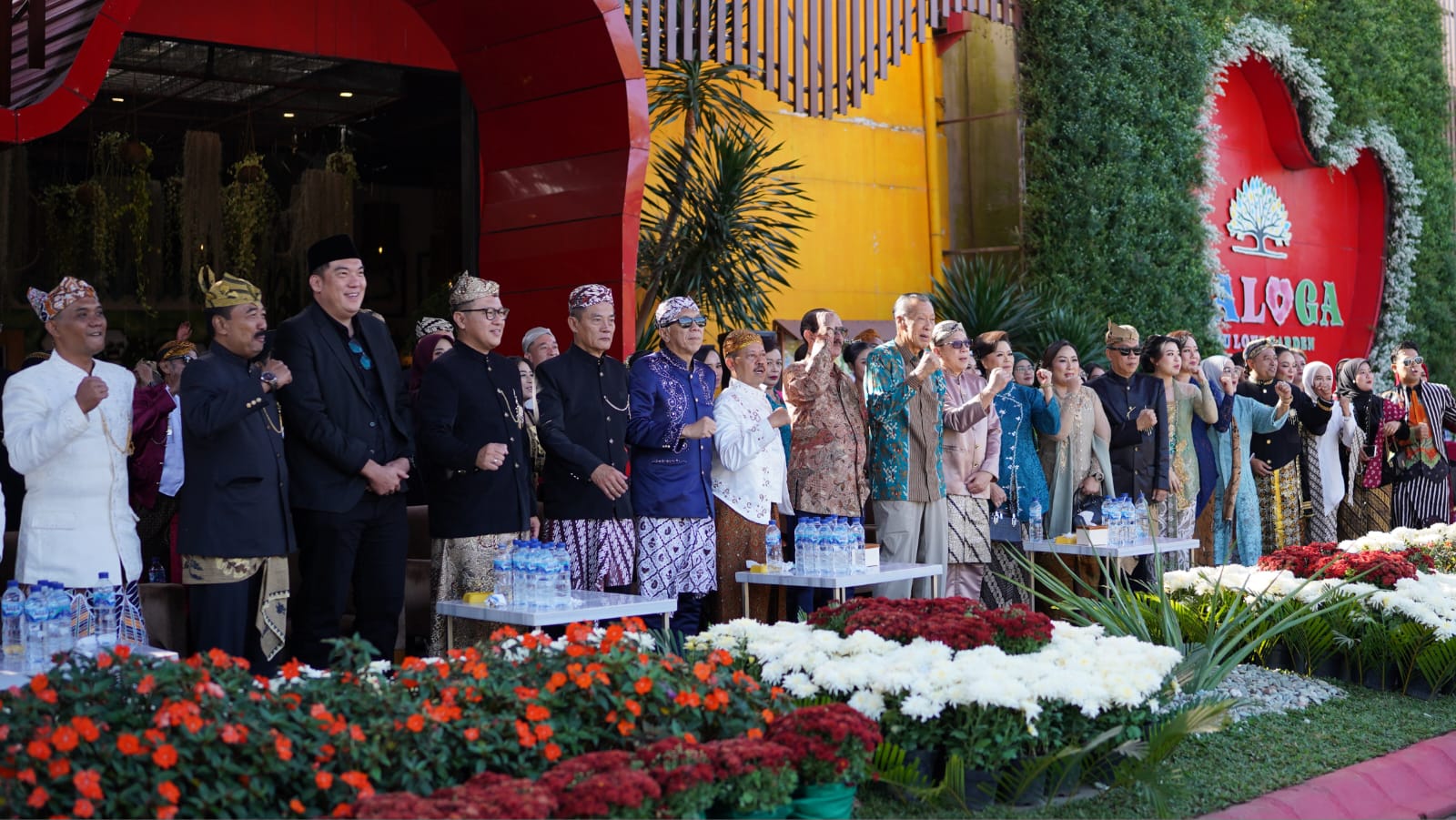 Jajaran petinggi Jatim Park Group saat mengikuti upacara peringatan HUT RI ke-80. Foto: Dok. Jatim Park Group