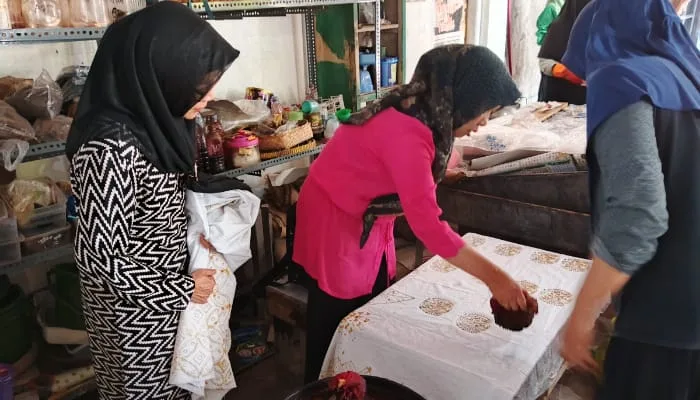 Kegiatan membatik di UKM Batik Bambu Kenanga Turen, Kabupaten Malang sebagai mitra Tim PKM Polinema./Foto: Dok. Tim PKM Polinema.