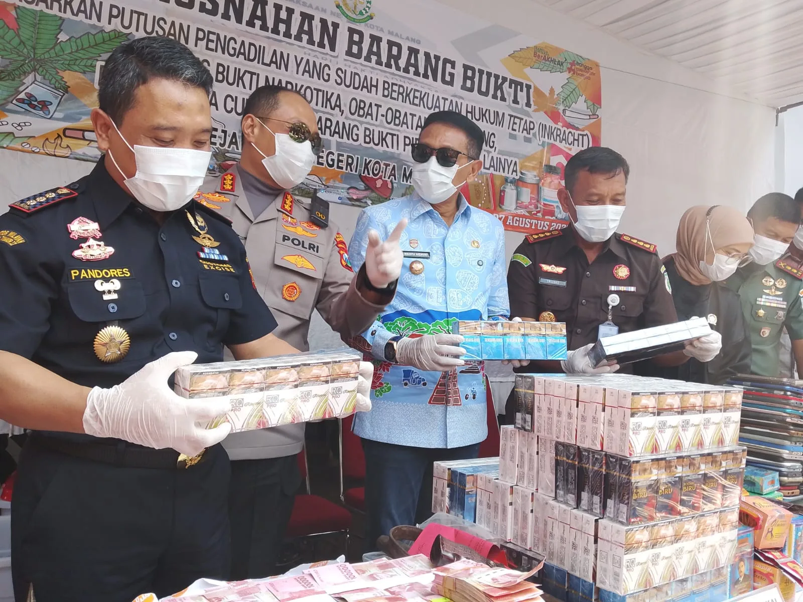 Pemusnahann rokok ilegal di Kejari Kota Malang. (Foto/M Sholeh)