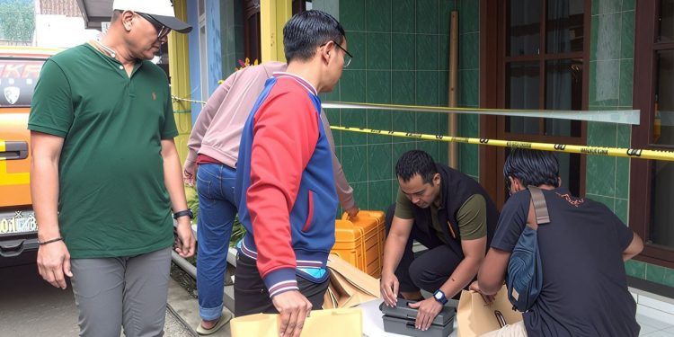 Satreskrim Polres Batu bersama Tim Inafis saat olah TKP. Foto: Polres Batu