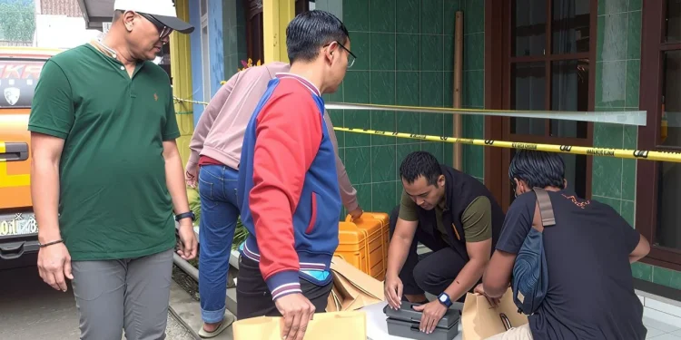 Satreskrim Polres Batu bersama Tim Inafis saat olah TKP. Foto: Polres Batu