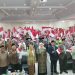 Gubernur Jatim, Khofifah Indar Parawansa mengibarkan bendera merah putih saat mengisi acara. (Foto/M Sholeh)