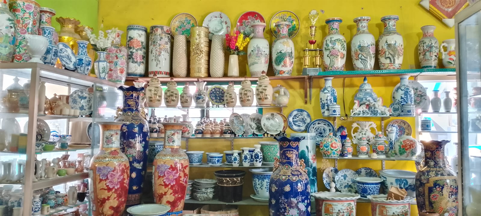 Keramik karya Yono yang pajang di rumahnya. Foto/ Imas Salisah Goniyah 