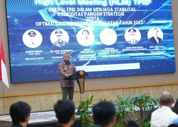 Wawali Kota Batu Heli Suyanto saat memimpin rapat High Level Meeting TPID Kota Batu. Foto : Prokopim KWB