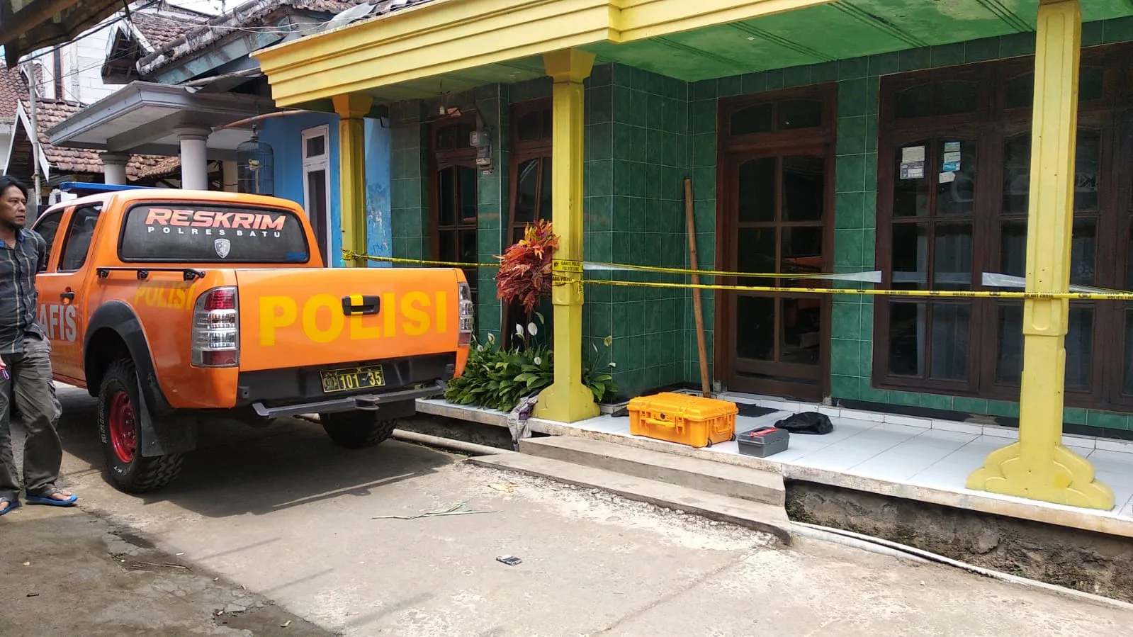Satreskrim Polres Batu bersama Tim Inafis saat olah TKP. Foto: Polres Batu 