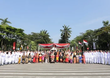 Upacara HUT RI ke-80 melibatkan ribuan karyawan ParagonCorp dengan menyewa TMII. Foto: Dok.