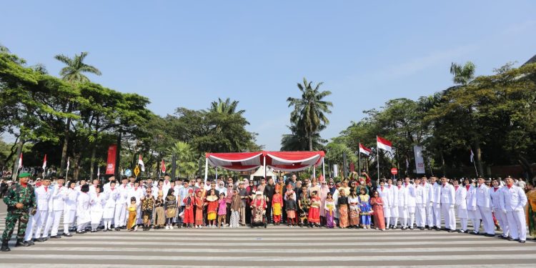 Upacara HUT RI ke-80 melibatkan ribuan karyawan ParagonCorp dengan menyewa TMII. Foto: Dok.