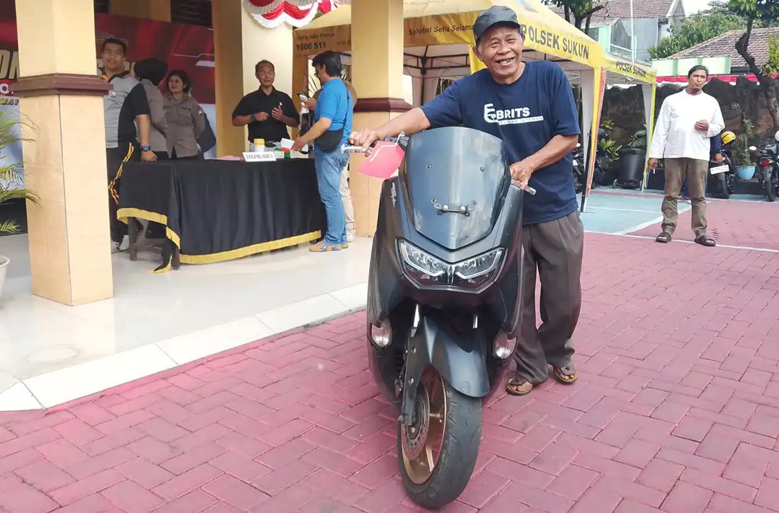 korban membawa pulang motornya