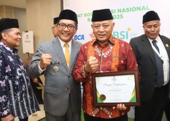 Bupati Malang, Sanusi (batik merah) menerima penghargaan Baznas Awards 2025 sebagai Kepala Daerah Pendukung Gerakan Zakat Indonesia. Foto: Pemkab Malang